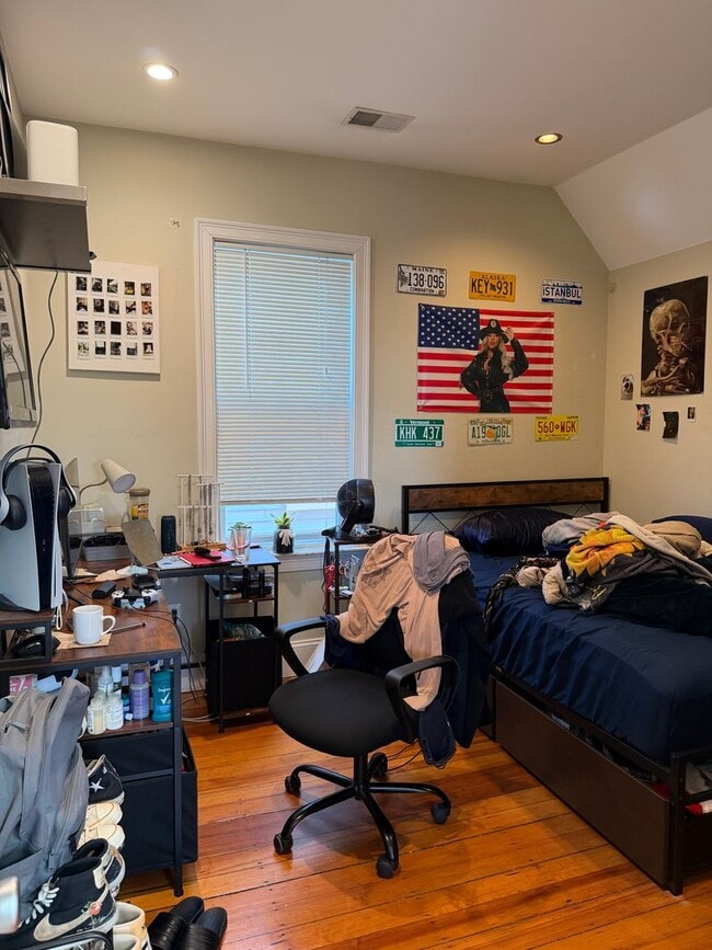 Photo - Charming 4 bedroom-No Broker Fee
