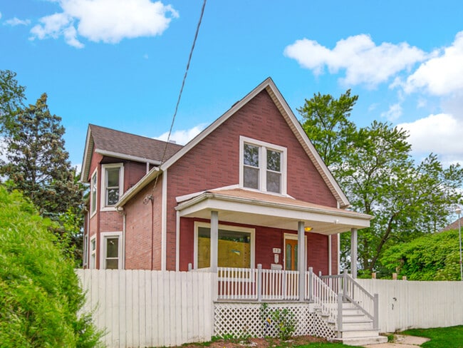 Photo - 72 E 136th St