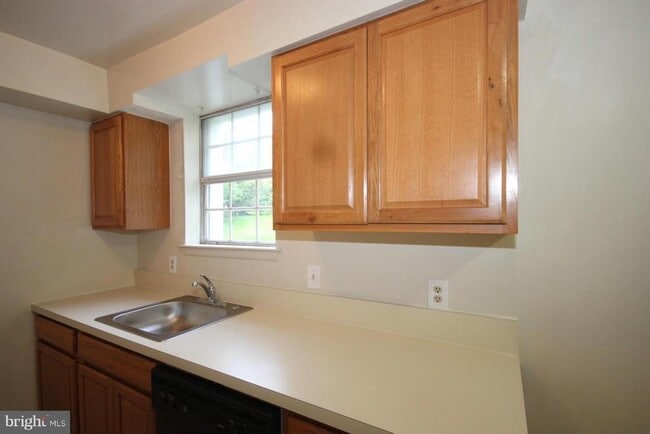Photo - 2832 S Wakefield St