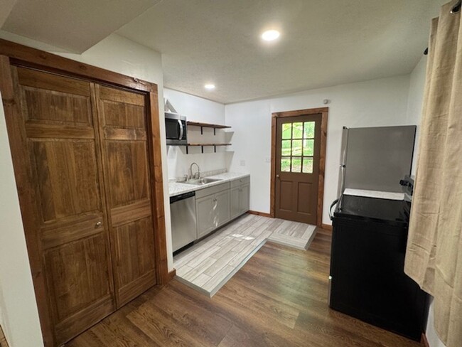 Building Photo - 1032 Moseley Dr Unit 1034 Rental