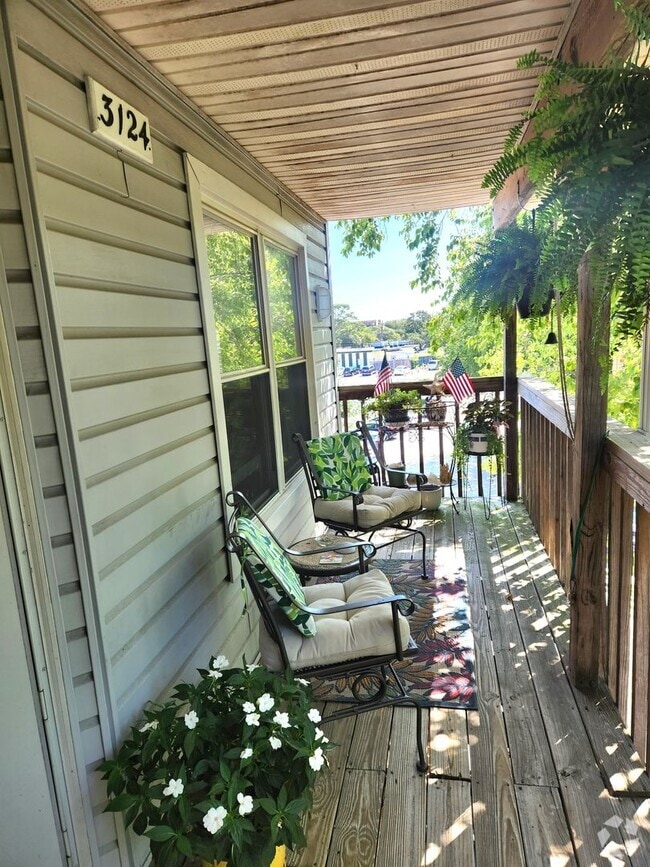 Building Photo - Top floor, corner unit condo off Shore Dri...