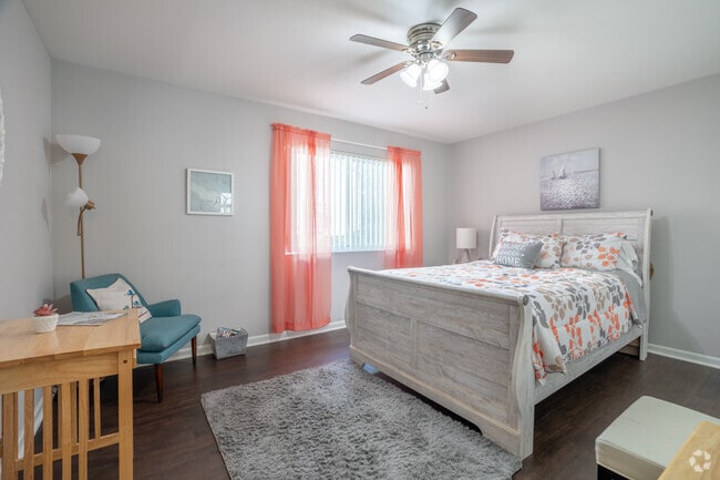 2BR, 1BA - 1,103SF - Bedroom - Midwood Creek