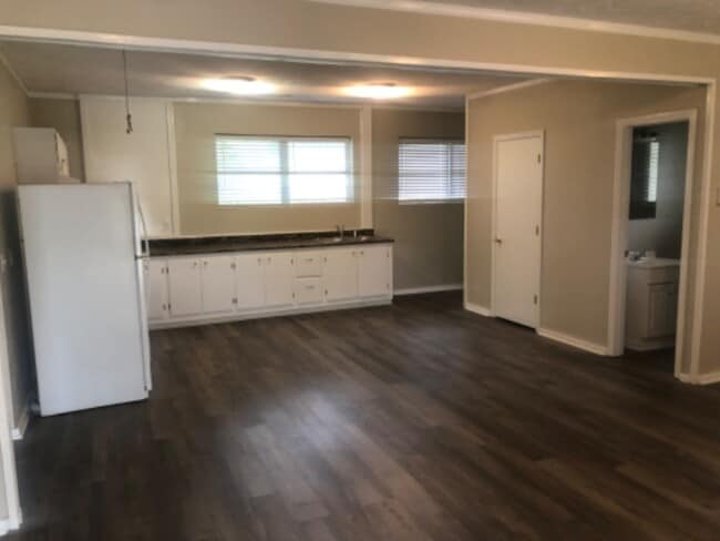 Photo - 208 S Center St