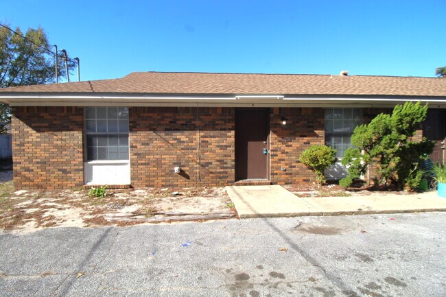 Photo - Updated 2BR/1BA in Gulf Breeze –  Water & Lawn Care Included – Available Now! Unidad C