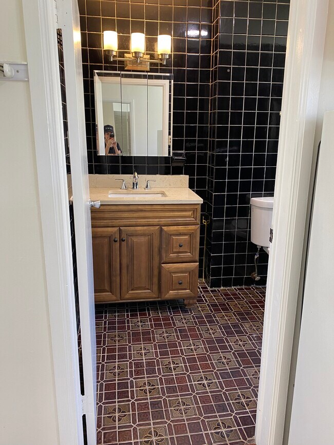 121 Washington Ave Unit 900 Sq. Ft. 3-Bedroom Apt