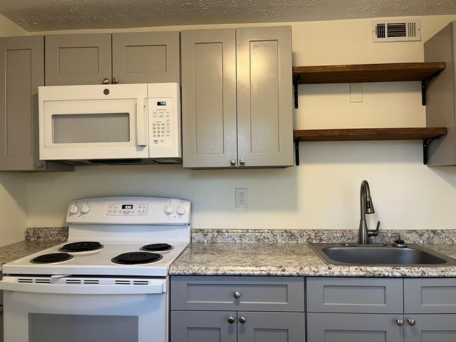 Building Photo - Spacious 3/2 Duplex Unit w/ Bonus Room Min... Rental