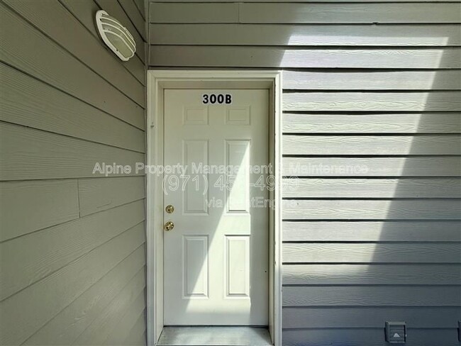 Building Photo - 10020 SW 125th Ave Unit 300 B
