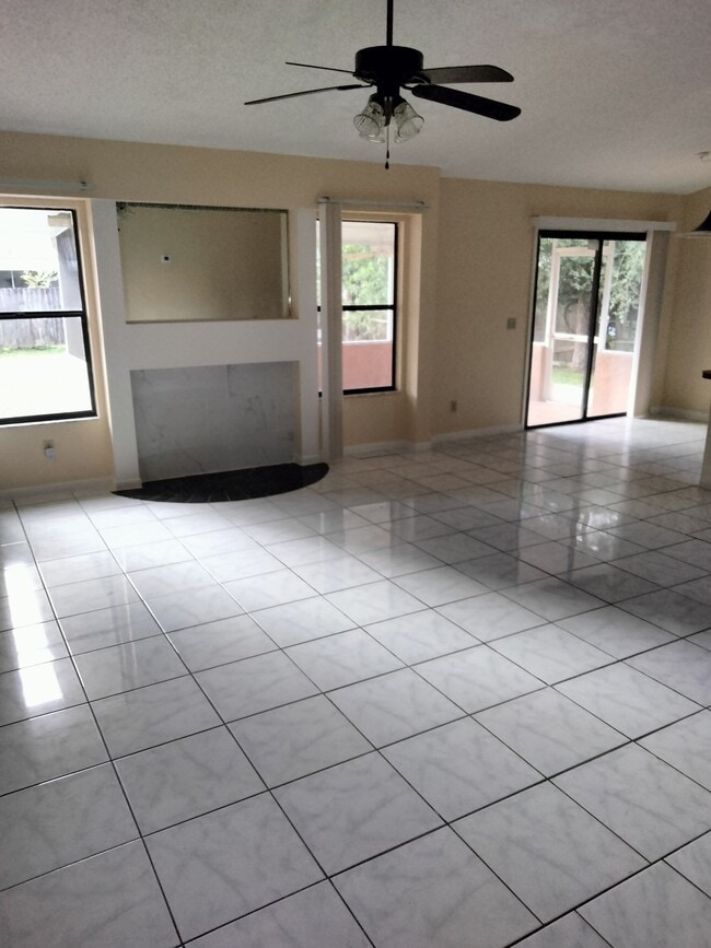 living area - 970 Jupiter Blvd NW