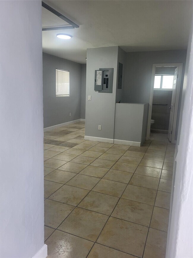 Building Photo - 6226 Miramar Pkwy Unit 7