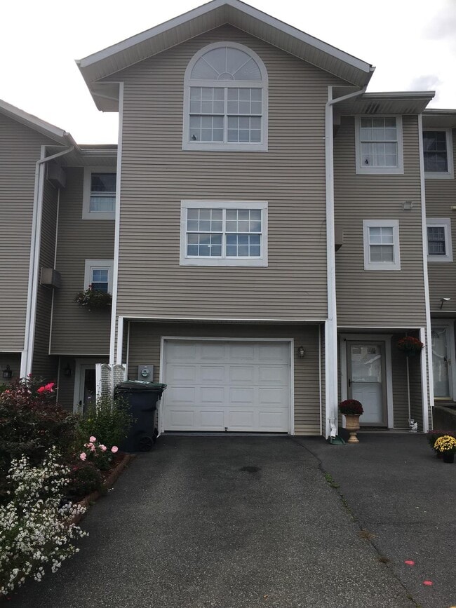 Building Photo - 23 Brookside Dr W Rental