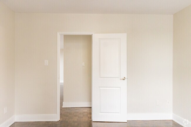 1BR, 1BA - 680SF - Bedroom - Weston Road Apartments