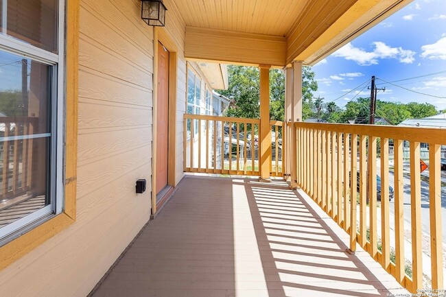 Photo - 611 W Ridgewood Ct