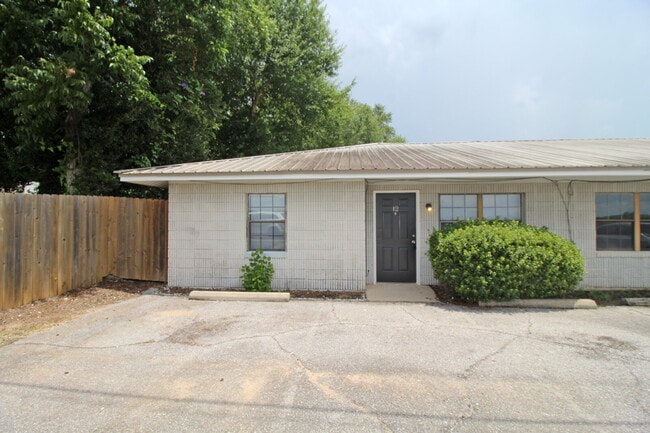 Building Photo - Modern 2BD/1BA in Pace – Freshly Renovated... Unit 12 Rental