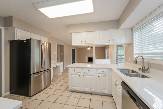 Building Photo - 1911 Brazos Crossing Dr Rental