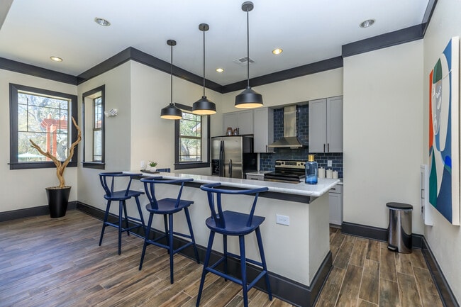 Cocina totalmente equipada en la casa club de The Woods of Five Mile Creek en Dallas, TX
