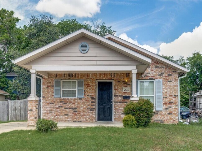 Adorable 3 Bedroom, 2 Bathroom Home in Dallas - Adorable 3 Bedroom, 2 Bathroom Home in Dallas