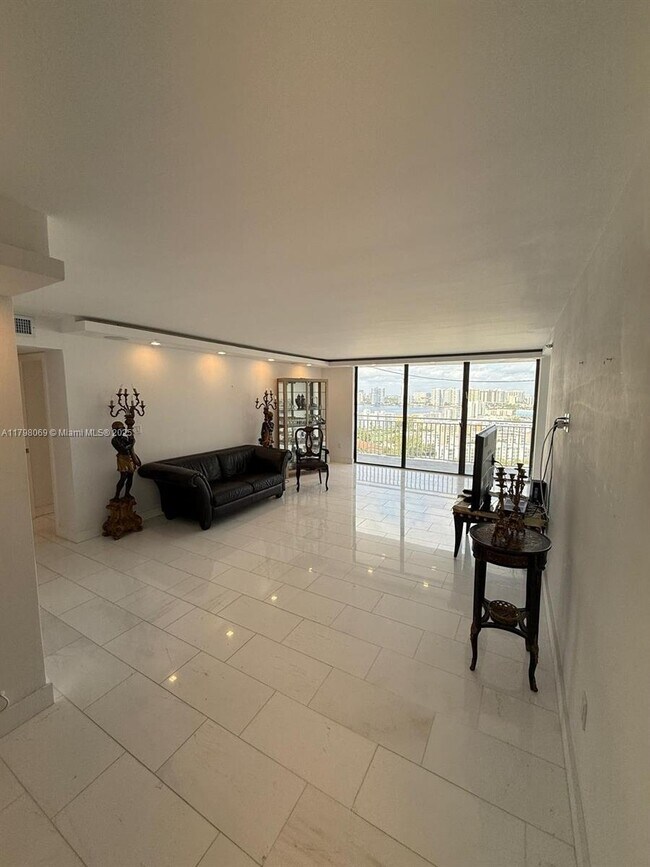 Photo - 210 174th St Unidad 2310