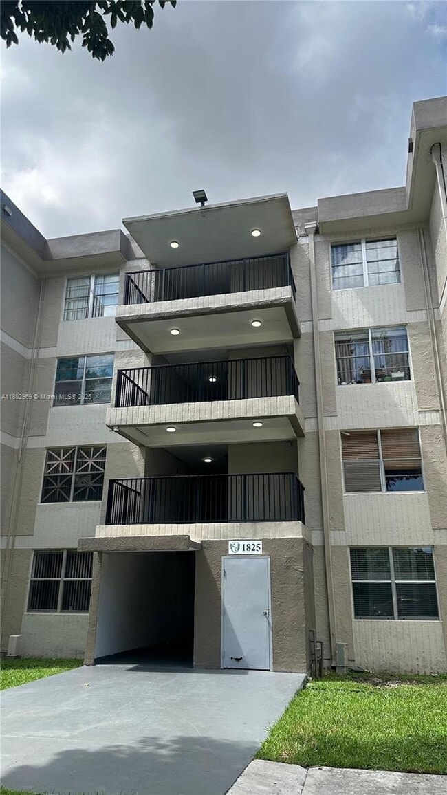 Building Photo - 1825 W 56th St Unit 410 Rental