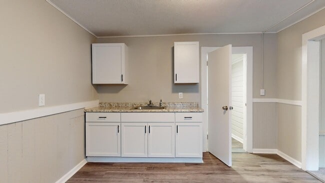 Photo - 7804 Elton Ave Apartamentos