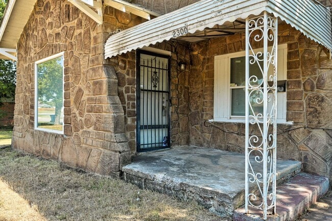 Photo - Large 2 bed / 1 bath house! 3 Minutes from I-235, and 10 Minutes from Bricktown!