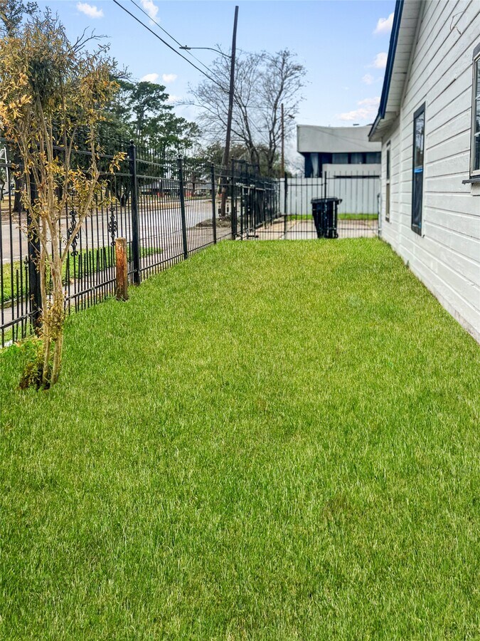 Photo - 4803 Robertson St