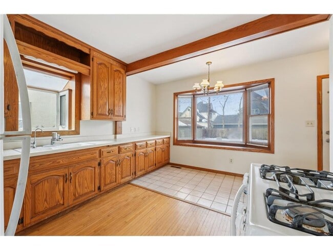 Photo - 661 Surrey Ave E