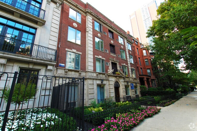 Building Photo - 1504 N Dearborn Pkwy Unit 204 Rental