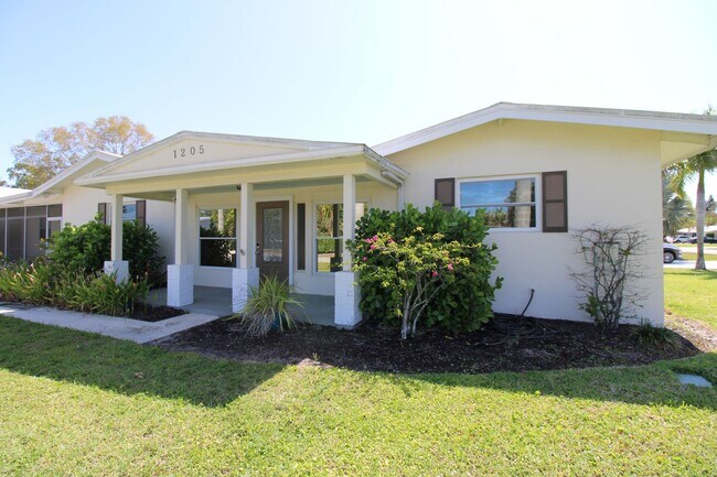 Photo - ** 3/2 NICELY FURNISHED HOME READY *** DOG...