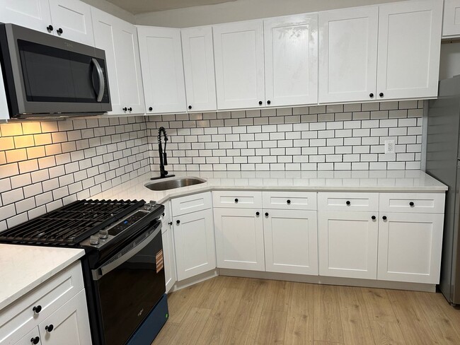 Building Photo - 63 Whitmore St Rental