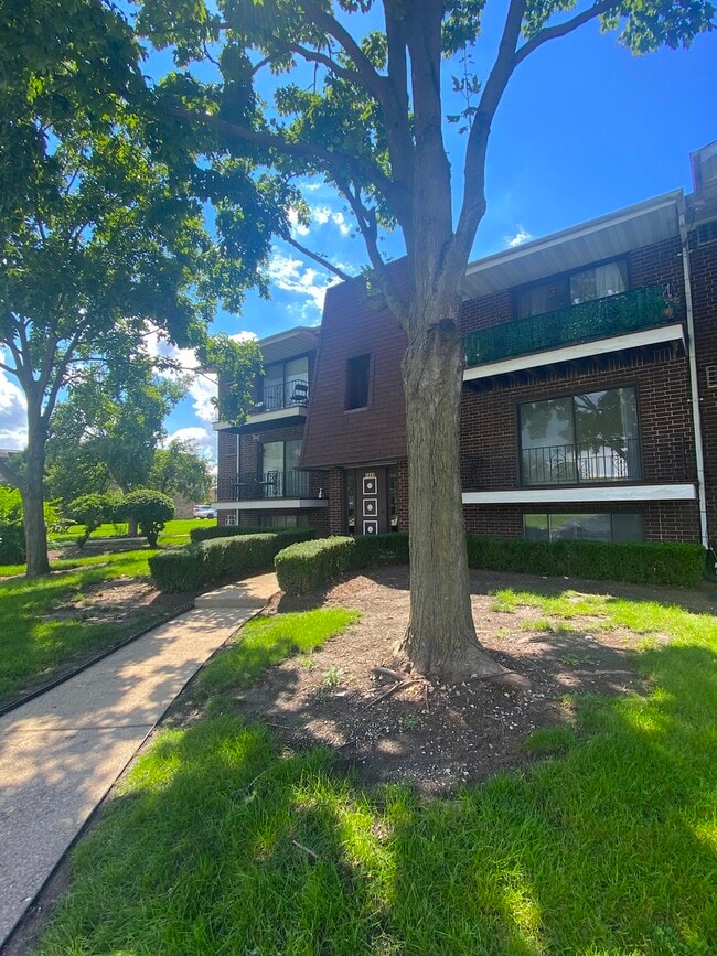 Building Photo - 1412 Willow Ln Unit 2