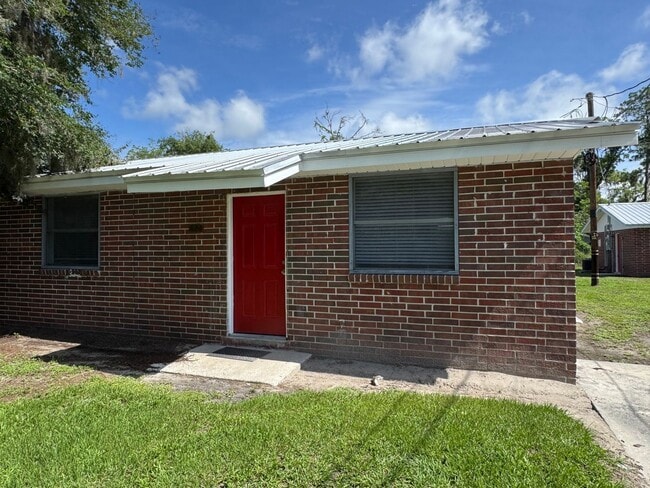 Building Photo - Newly Renovated 2 Bedroom Brick Apartment near Downtown Live Oak - Move in Specials! Unit 823 McGee Street NE Live Oak 32064