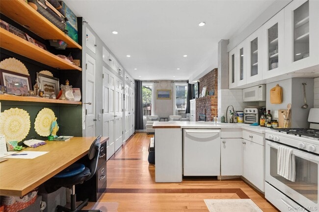 Photo - 24 Cornelia St Unit 10