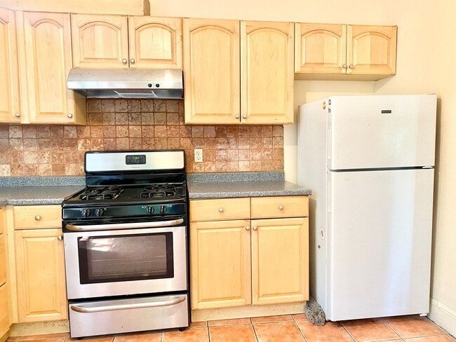 Photo - Spacious 2 Bed Plus Den - 1 Bath - Capitol...