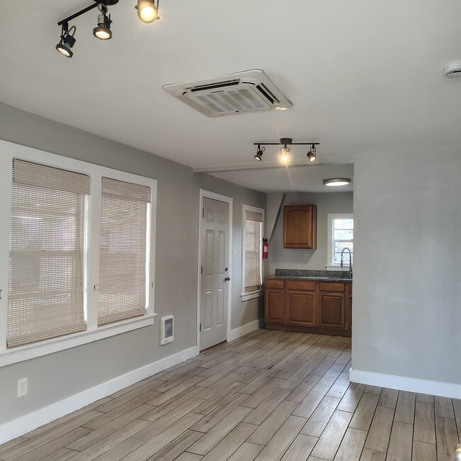 Photo - 703 E Hanlon St