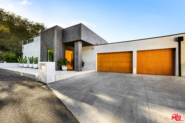 7317 Caverna Dr