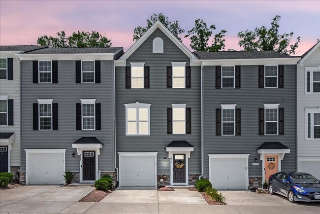 Building Photo - AVAILABLE NOW! Rental