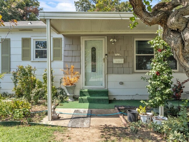 Building Photo - 815 Sandra Dr