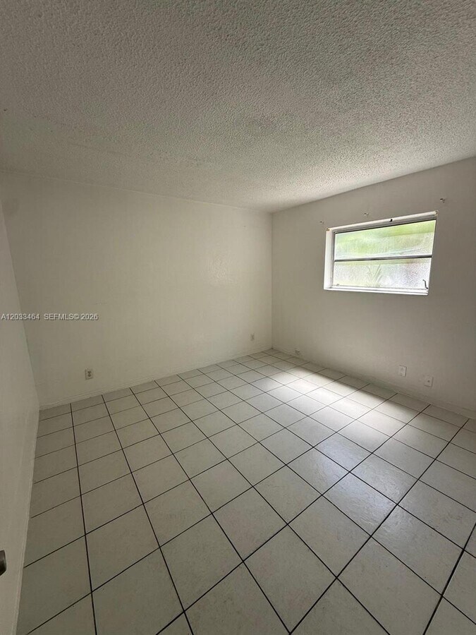 Photo - 16851 NE 18th Ave Unit 106