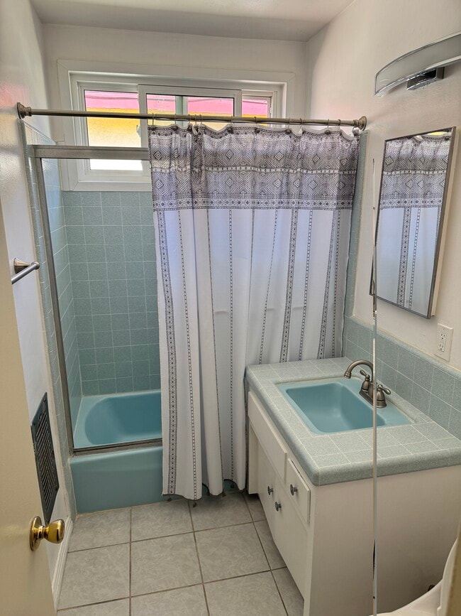 Photo - 1286 W 36th St Unidad 3