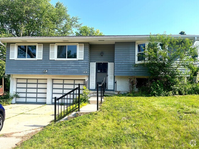 Building Photo - Charming 2 Bed, 1.5 Bath Home in Omaha – P...