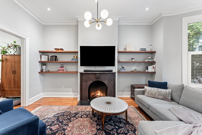 Photo - 627 A St SE