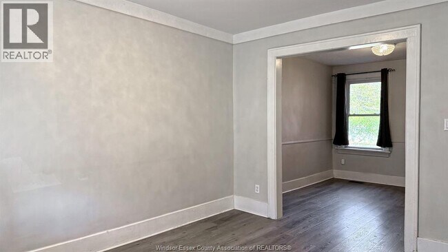 Photo - 1424 Wyandotte St W