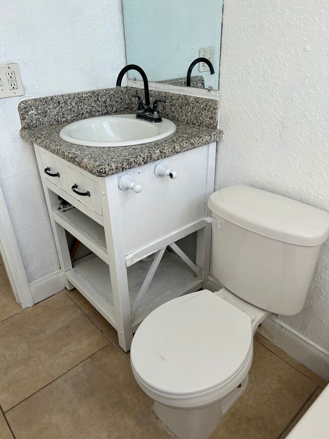 Photo - 439 Barbara Jenkins St Unidad B