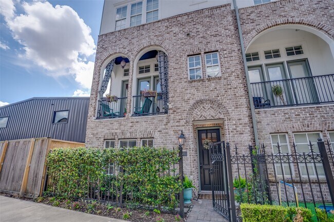 Photo - 1102 Thompson St
