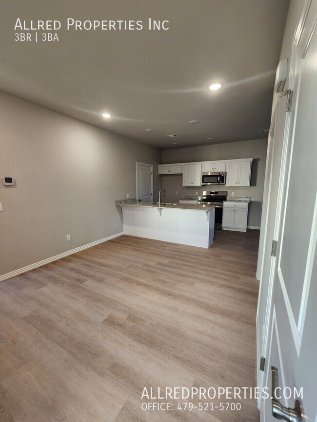 Photo - 1608 Casuarina Dr