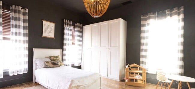 Building Photo - 5 Bedroom/3.5 Bath home