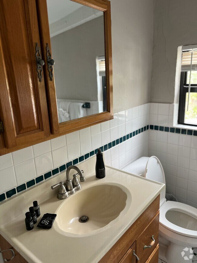 Building Photo - 823 NE 19th Ave Unit 3 Rental