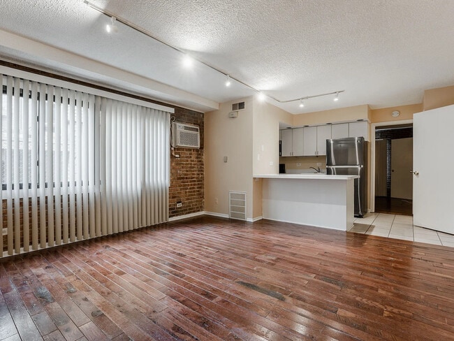 Building Photo - 713 W Diversey Pkwy Unit #7