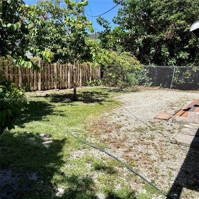 737 NE 127th St Unidad B