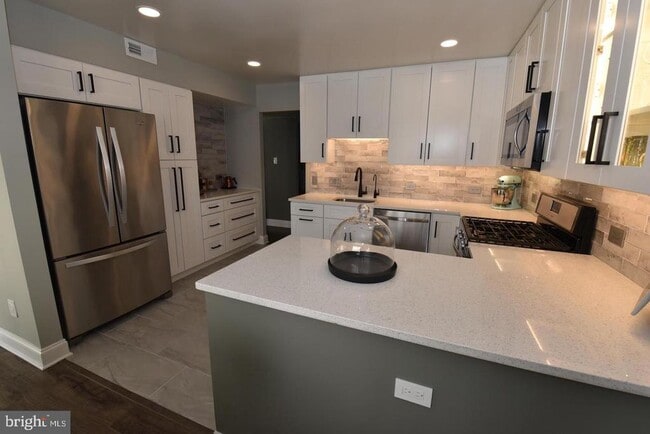 Building Photo - 1666 Parkcrest Cir Unit 100